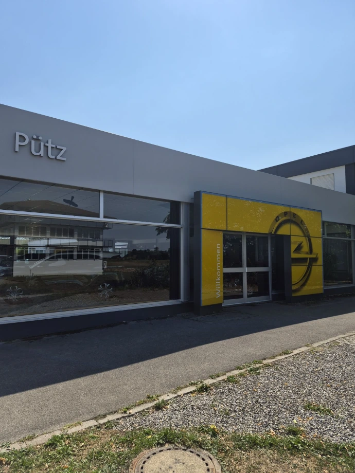 Gereinigte Glasflächen und Fassadenverkleidung am Autohaus Pütz in Bad Wörishofen