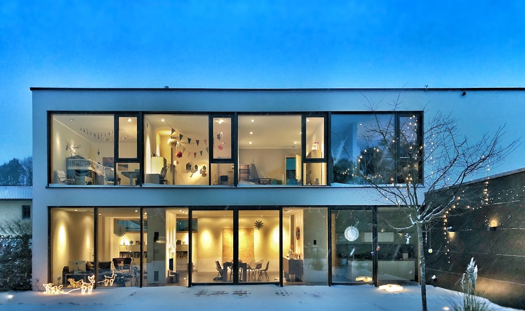 Glasfassade und Fenster als Beispiel für professionelle Glasflächenpflege