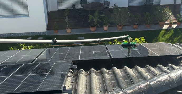 Photovoltaikreinigung mit Reinwasser und Teleskopstange von einer mobilen Hebebühne in Biberach an der Riß