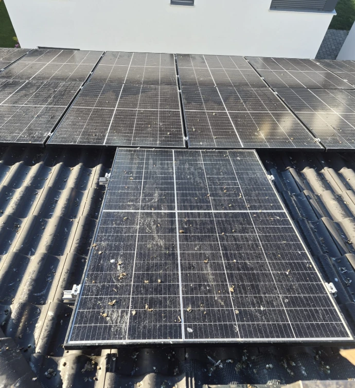 Stark verschmutzte Photovoltaikmodule an einem Privathaus in Biberach an der Riß vor der Reinigung